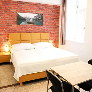 «go West» Guest Viena