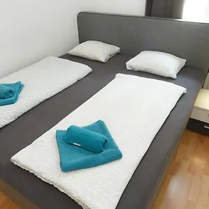 In Near Schoenbrunn & Westbahnhof - Keyless Check-in Bécs